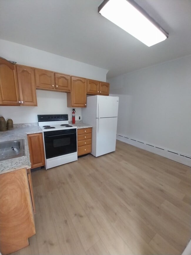 Building Photo - 3 bedroom, 1.5 baths, yard, washer dryer hook up