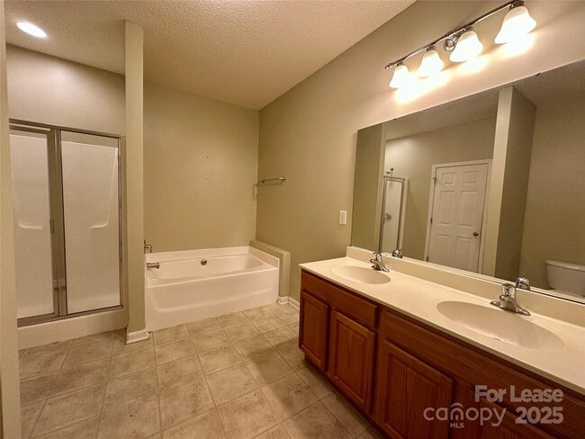 Building Photo - 3331 Robinwood Rd