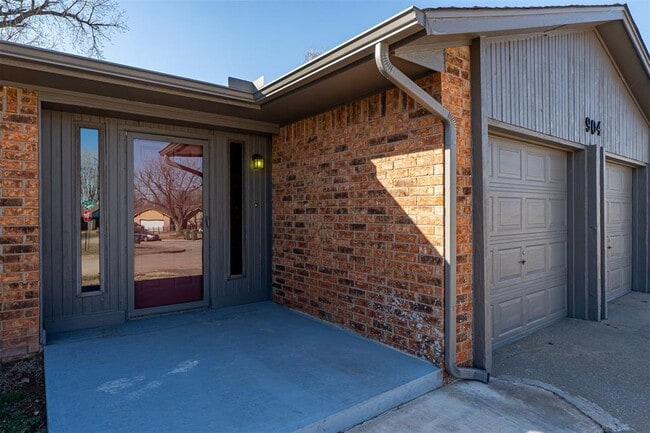 Building Photo - 904 Oakwood Dr