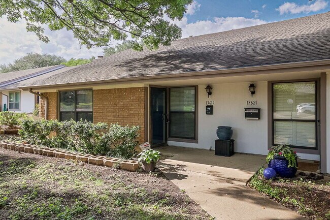 Building Photo - Updated 2 Bed, 2 Bath Townhome in North Dallas