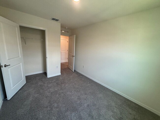 Building Photo - 3/2 Townhouse, Great Location