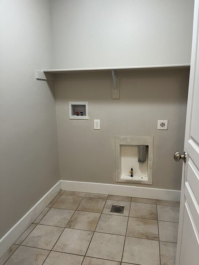 Building Photo - Mayfield - 2310