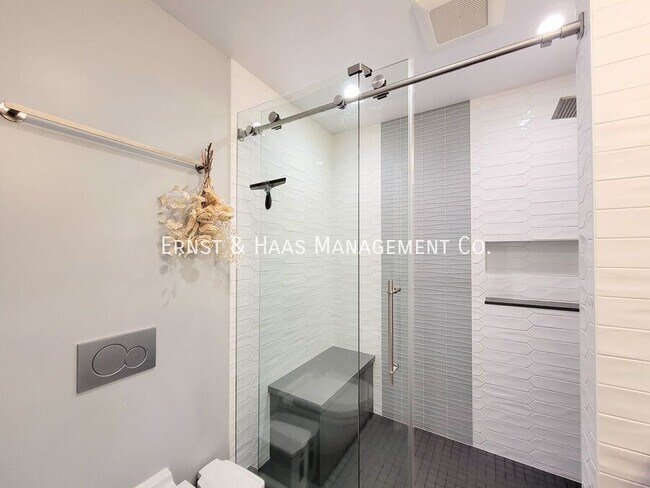 Building Photo - 2054 Pattiz Ave