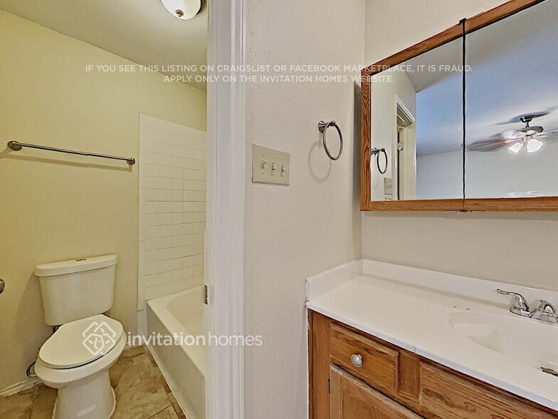 Building Photo - 1229 N Creek Dr