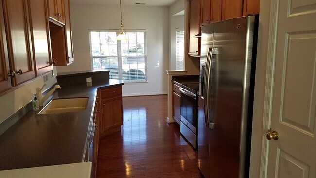 Building Photo - 3 bed, 2.5 Bath 1440sf End-Unit Henrico To...