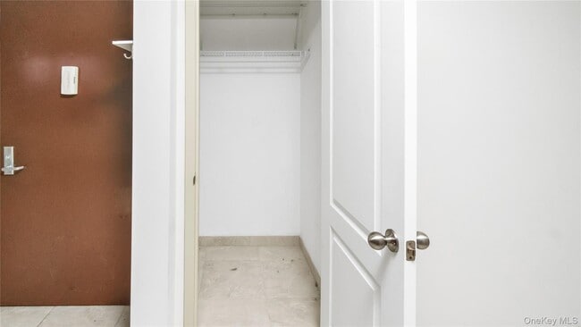 Building Photo - 400 Carney St