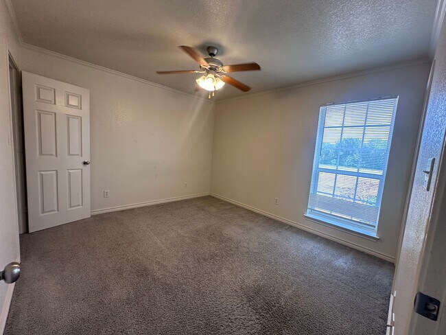 Building Photo - 5/5 House in Small Gated Community Near Ba...