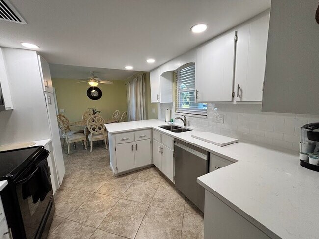 Building Photo - 583 SE Calmoso Dr