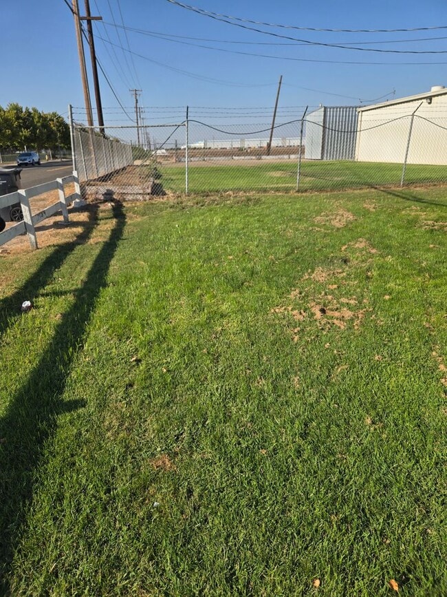 Building Photo - Turlock!