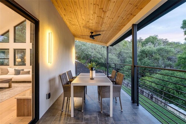 Building Photo - 620 Bermuda St