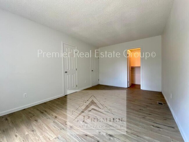 Building Photo - 4960 Wineskin Cir