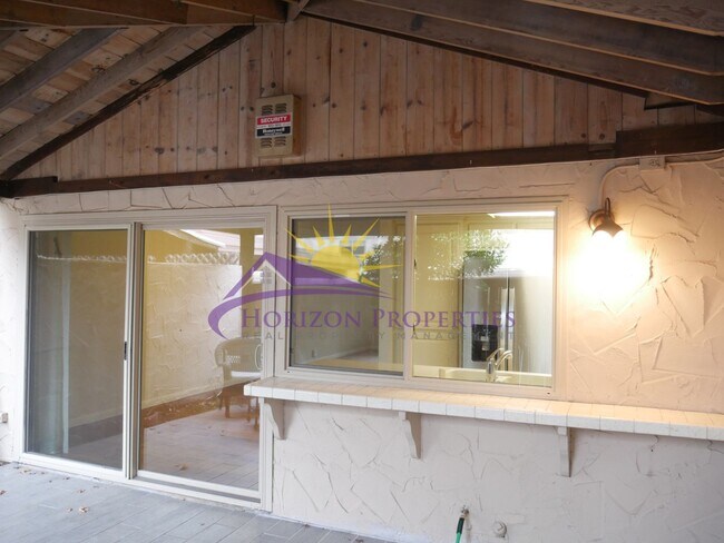 Building Photo - 3 Bed 2.5 Bath 1,380 sqft Townhome in Carmichael