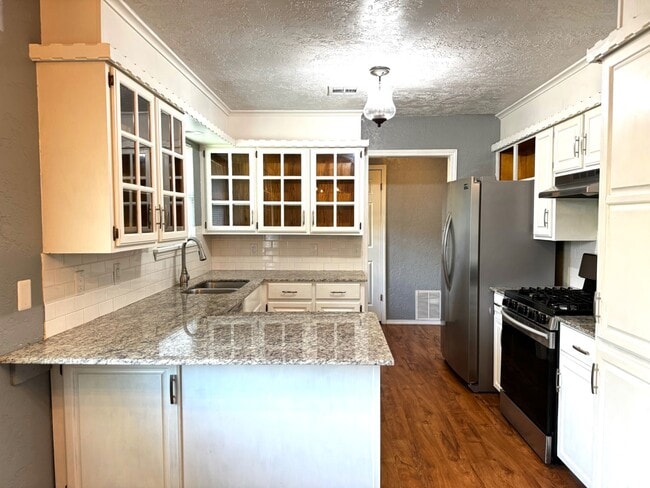 Building Photo - 601 Rosewood Ct
