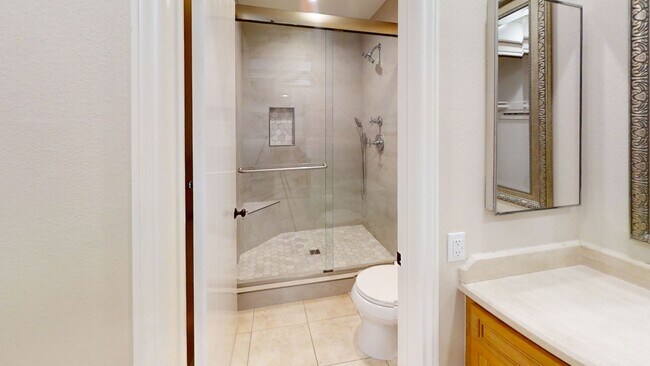 Building Photo - Gorgeous 3bd/2.5 bath in East Bluff!