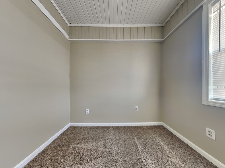 Building Photo - 481 Iota Ave S