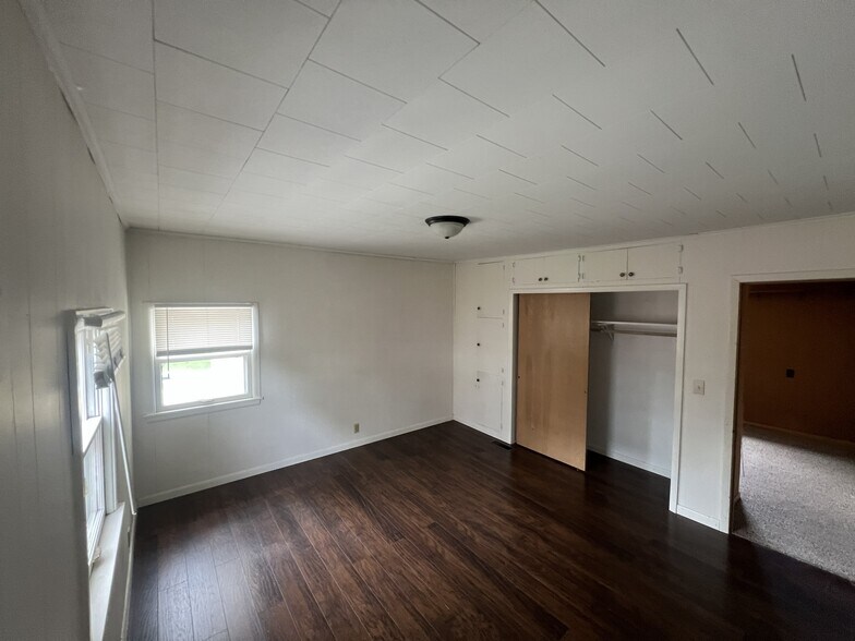 Building Photo - 107 10th St S