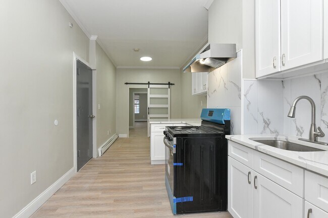 Building Photo - 531 28th St