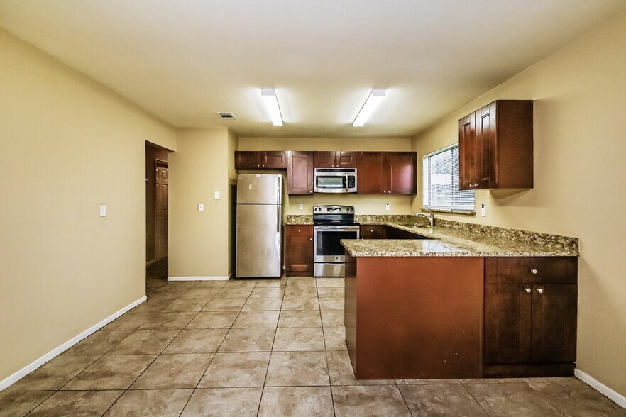 Building Photo - 2396 Roxbury Cir