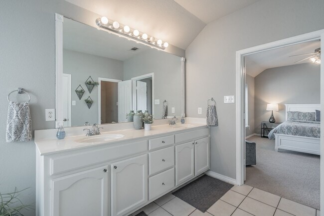 Building Photo - The Best in Texas: 3Bed/2Bath w/Spacious Ensuite