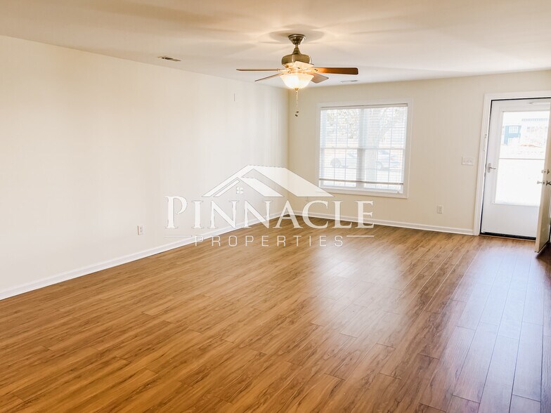 Building Photo - 208 Colonnade St