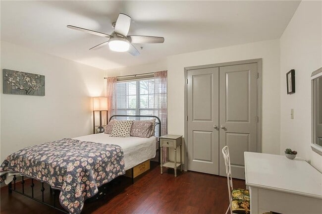 Building Photo - 1002 Madison Ln S E