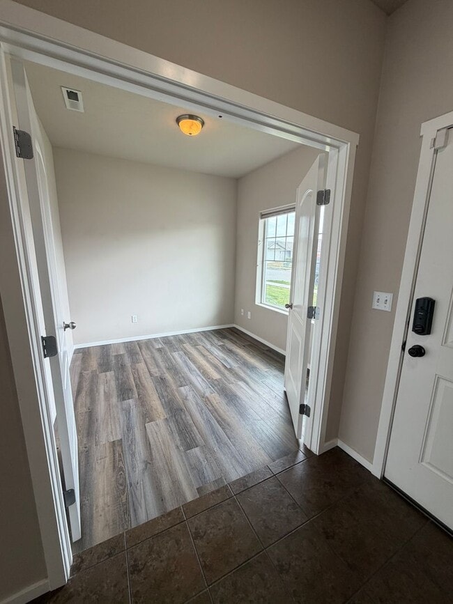 Building Photo - Check out our move in special on this charming Very Spacious 2-Story Home for Rent in Pasco, WA!