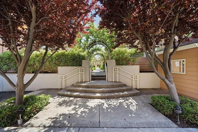 Building Photo - Charming 3BR|2.5BA Palo Alto Townhome – Pr...