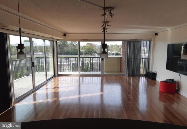 Building Photo - 1300 Army Navy Dr