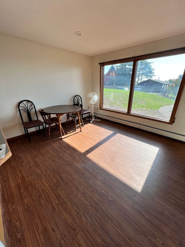 Building Photo - 123 E Ninth St