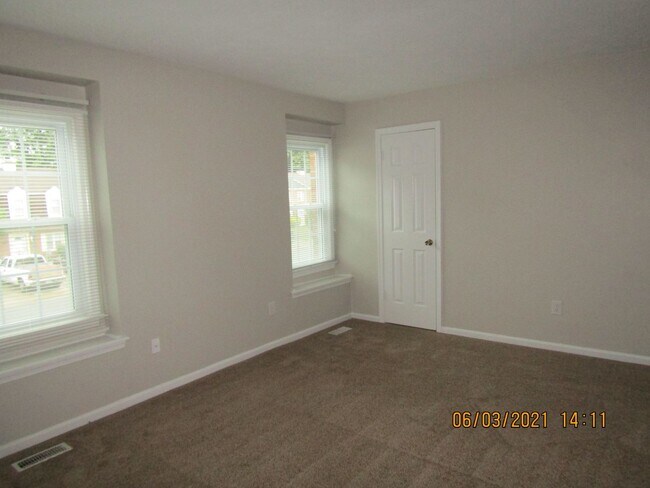 Building Photo - 17 Colonial Way