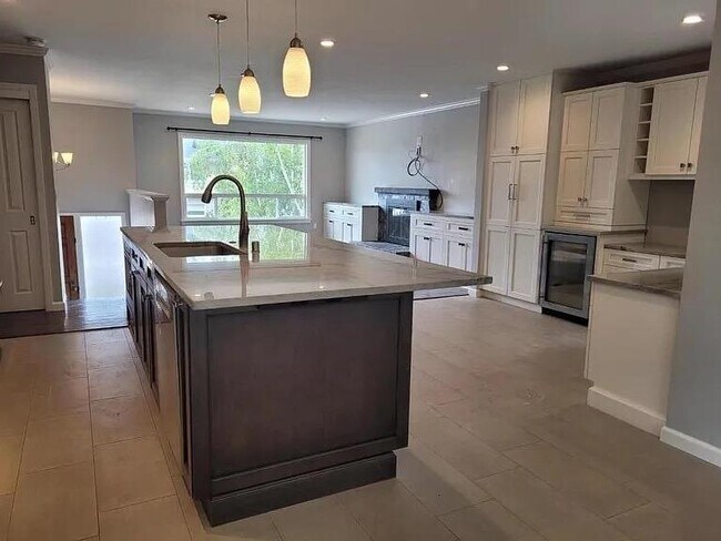 Building Photo - 1172 Park Pacifica Ave