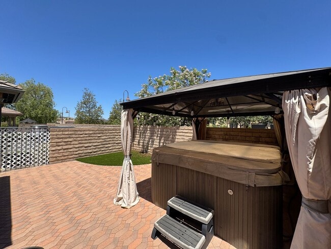 Building Photo - Remodeled 3 bedroom townhome in Simi Valley