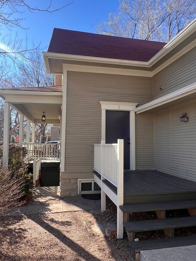 Building Photo - 318-320 W Myrtle