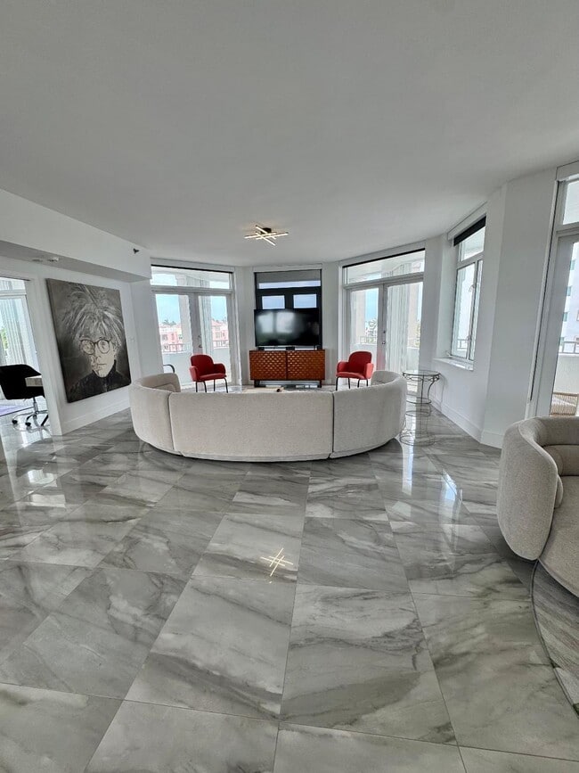 Building Photo - 300 SE 5th Ave