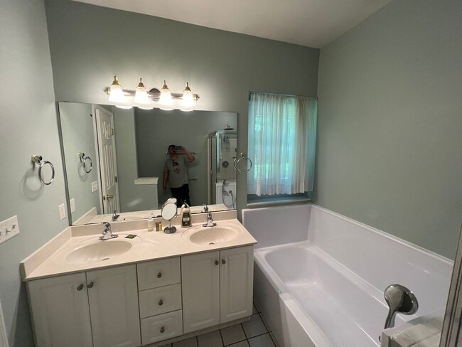 Building Photo - 32 Oak Park Point