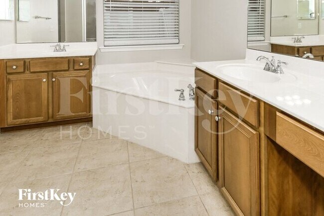 Building Photo - 664 Porta Rosa Circle