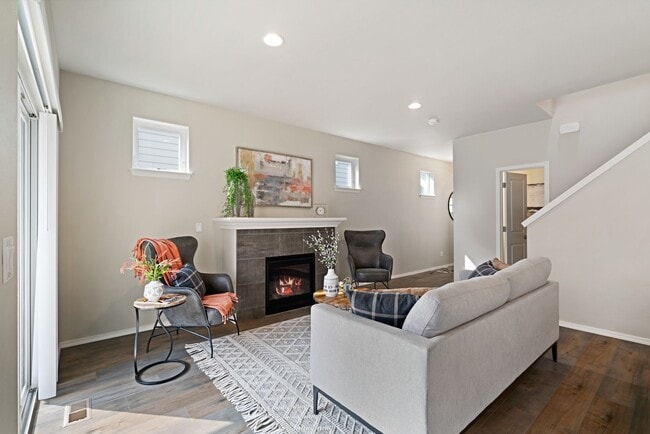 Building Photo - Pet Friendly Three Bedroom Townhome