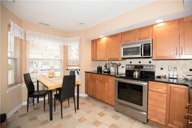 Building Photo - Condo in Bethlehem Township