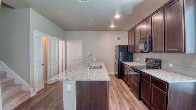 Building Photo - Spacious Townhome Available For the New Year!