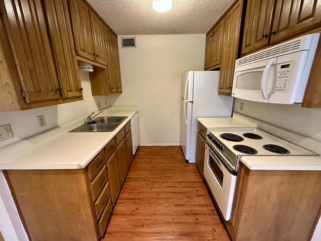 Building Photo - 1214 Baylor Ave