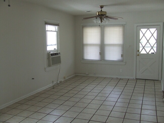 Building Photo - 2 BR Home walk to NHHS