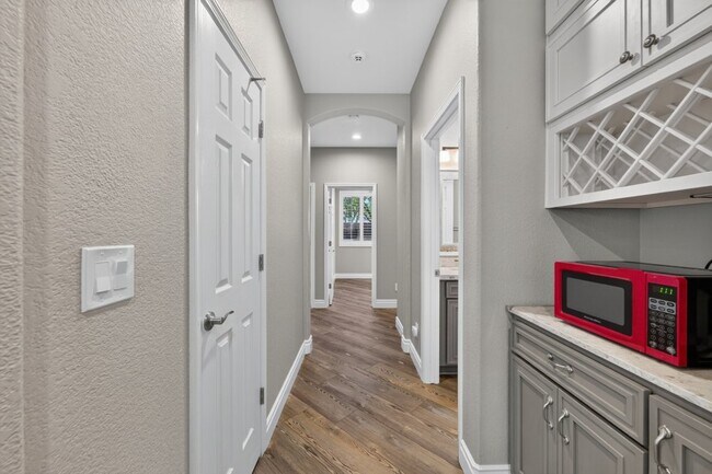 Building Photo - 1647 Gateway Dr
