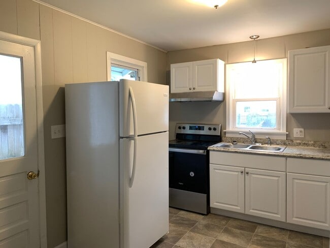 Building Photo - Newly Renovated 2 Bedroom with a walk-through Home in Carlisle