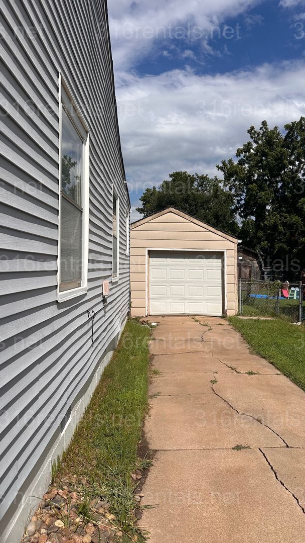 Building Photo - $1195 - 3 bed 1.5 bath - Single Family Hom...