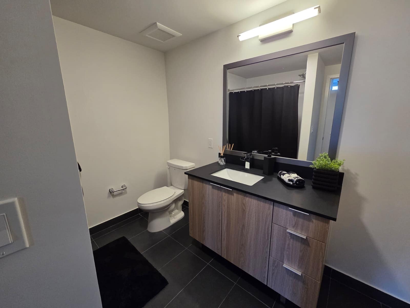 Building Photo - 751 E 28th St