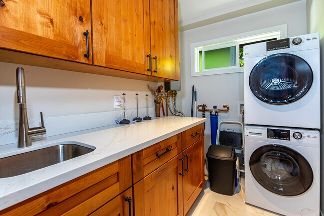 Building Photo - 815 Kupulau Dr