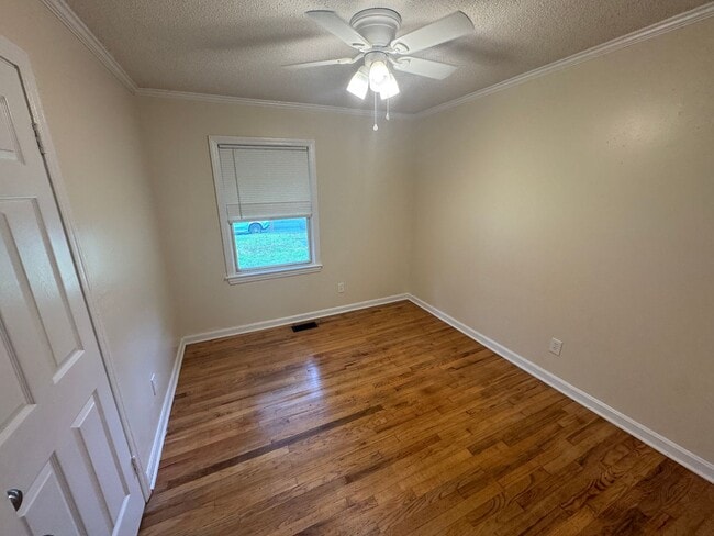 Building Photo - 3 Bedroom Brick Ranch with Carport and Lar...