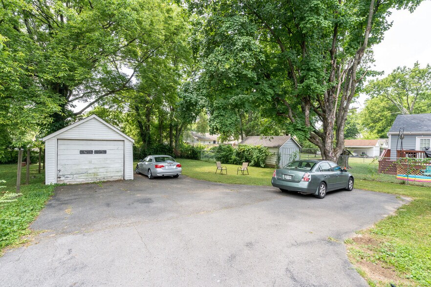 Building Photo - 253 Thuss Ave