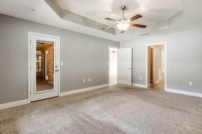 Building Photo - Spacious 4-Bedroom / 3 Bathroom + Office c...