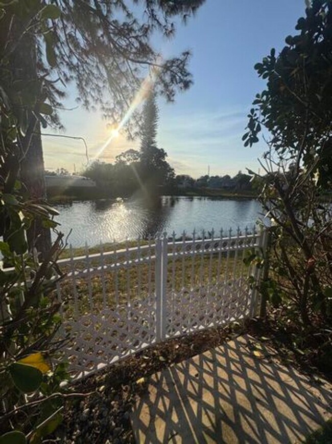 Building Photo - 2591 Rosehaven Rd